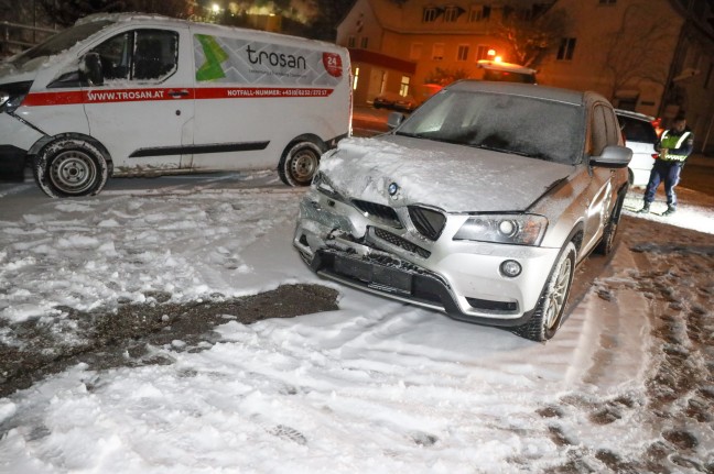 Kollision dreier Autos auf Gmundener Strae in Laakirchen endet glimpflich