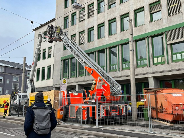 Drei Arbeiter in Linz-Innere Stadt von Feuerwehr aus defektem Arbeitskorb eines Hubsteigers gerettet