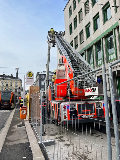 Drei Arbeiter in Linz-Innere Stadt von Feuerwehr aus defektem Arbeitskorb eines Hubsteigers gerettet