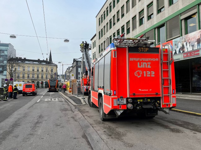 Drei Arbeiter in Linz-Innere Stadt von Feuerwehr aus defektem Arbeitskorb eines Hubsteigers gerettet