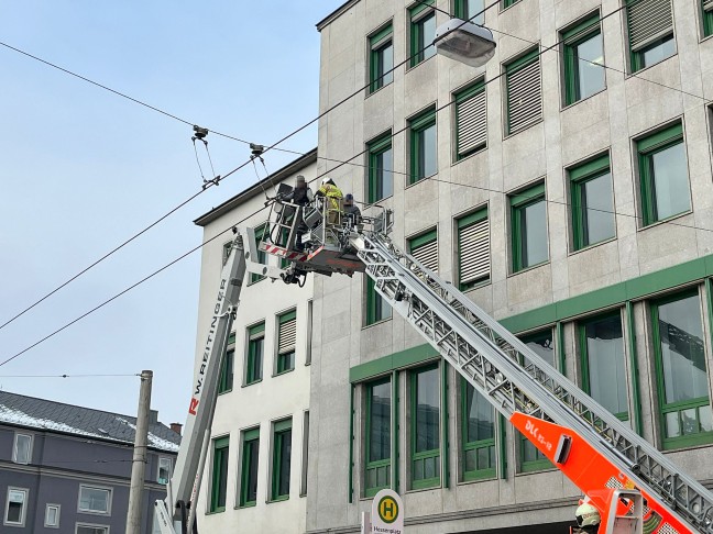 Drei Arbeiter in Linz-Innere Stadt von Feuerwehr aus defektem Arbeitskorb eines Hubsteigers gerettet