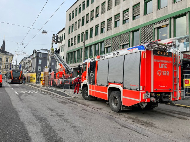 Drei Arbeiter in Linz-Innere Stadt von Feuerwehr aus defektem Arbeitskorb eines Hubsteigers gerettet