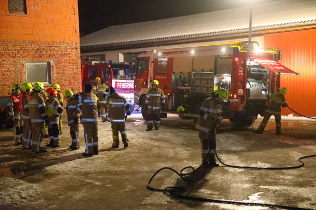 Brand im Stall eines Bauernhofes in Bad Hall sorgte für Einsatz der Feuerwehr