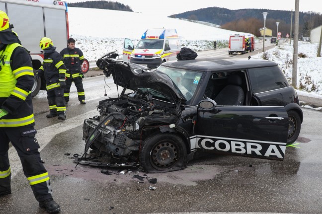 Schwerer Crash zwischen zwei PKW auf Kreuzung in Bachmanning