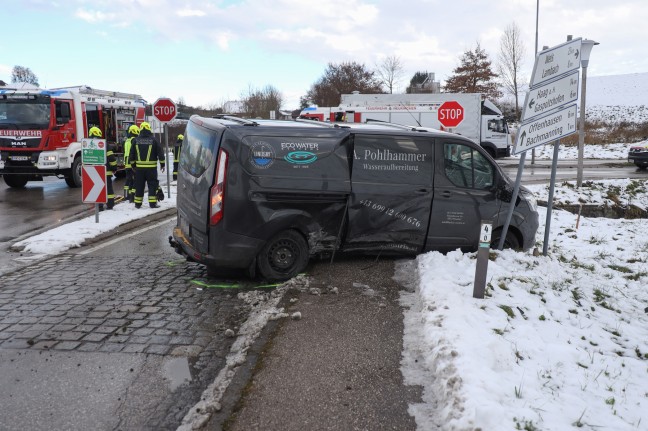 Schwerer Crash zwischen zwei PKW auf Kreuzung in Bachmanning