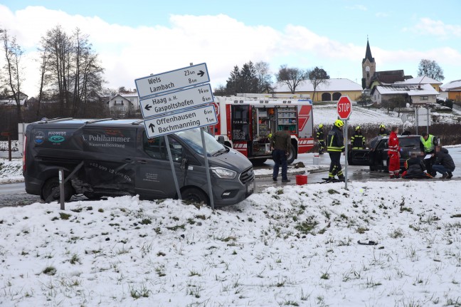 Schwerer Crash zwischen zwei PKW auf Kreuzung in Bachmanning