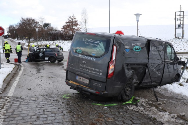 Schwerer Crash zwischen zwei PKW auf Kreuzung in Bachmanning