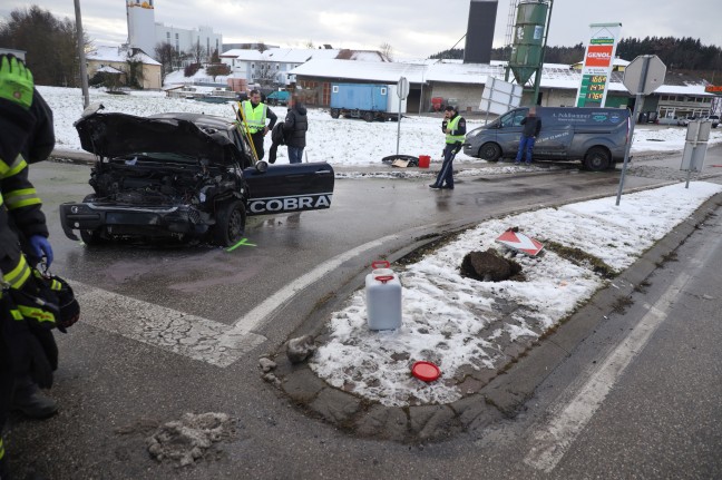 Schwerer Crash zwischen zwei PKW auf Kreuzung in Bachmanning