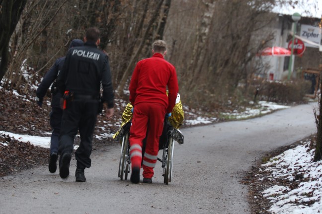 Personenrettung: Mann mit Rollstuhl in Wels-Vogelweide in eine Böschung gestürzt