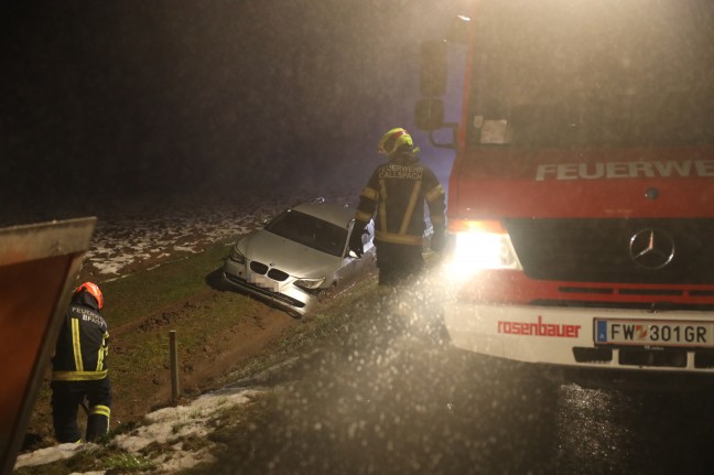 Auto bei Unfall in St. Georgen bei Grieskirchen in Feld gelandet