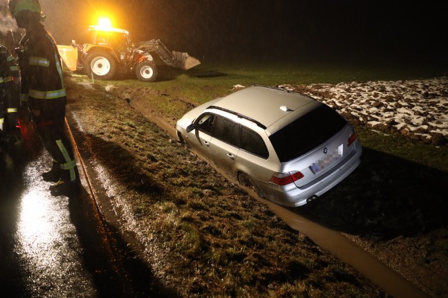 Auto bei Unfall in St. Georgen bei Grieskirchen in Feld gelandet