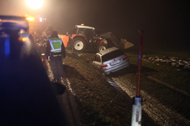 Auto bei Unfall in St. Georgen bei Grieskirchen in Feld gelandet