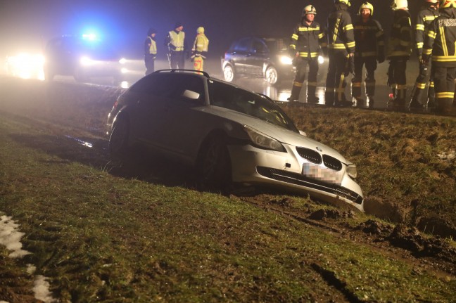 Auto bei Unfall in St. Georgen bei Grieskirchen in Feld gelandet