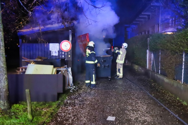 Brand einer Altpapier-Tonne in Linz-Dornach-Auhof durch Berufsfeuerwehr gelscht