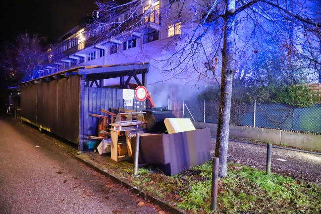 Brand einer Altpapier-Tonne in Linz-Dornach-Auhof durch Berufsfeuerwehr gelscht