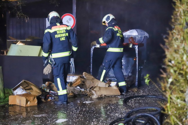 Brand einer Altpapier-Tonne in Linz-Dornach-Auhof durch Berufsfeuerwehr gelscht