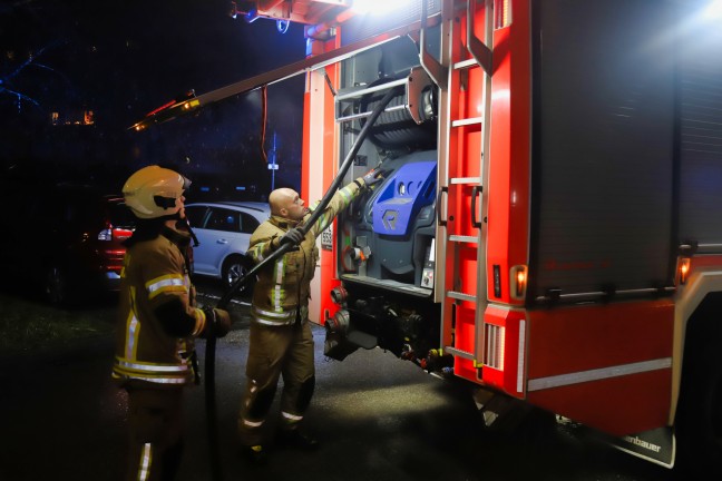 Brand einer Altpapier-Tonne in Linz-Dornach-Auhof durch Berufsfeuerwehr gelscht