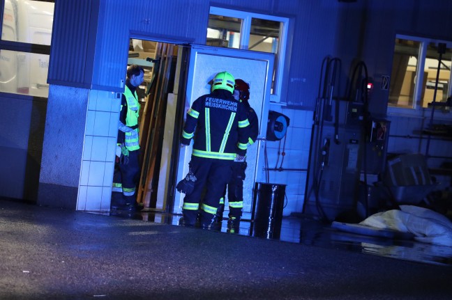 Großeinsatz bei nächtlichem Schadstoffeinsatz und Suchaktion in und um Weißkirchen an der Traun