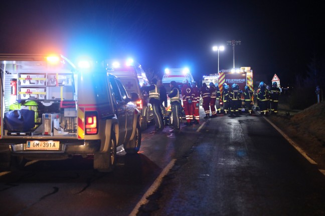 Auto kracht gegen Brückengeländer: Glatteisunfall bei Altmünster fordert drei teils Schwerverletzte