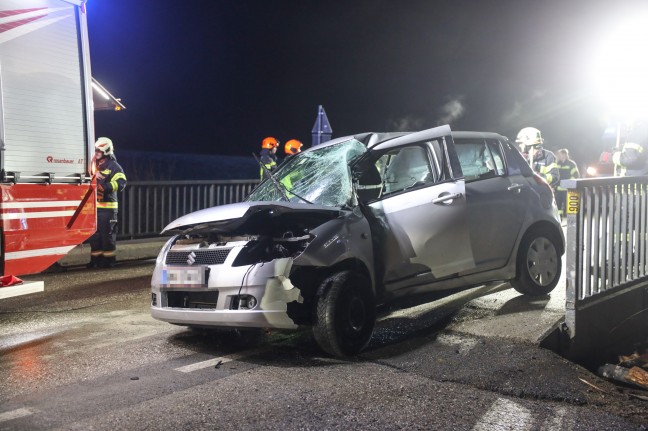 Auto kracht gegen Brückengeländer: Glatteisunfall bei Altmünster fordert drei teils Schwerverletzte