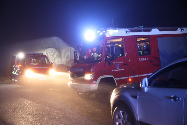Fassadenbrand bei Wohnhaus in Hartkirchen sorgt für Einsatz von vier Feuerwehren