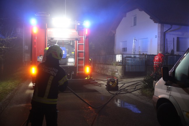 Fassadenbrand bei Wohnhaus in Hartkirchen sorgt für Einsatz von vier Feuerwehren