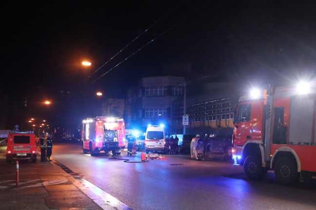 Auto nach Verkehrsunfall in Linz-Bulgariplatz in Seitenlage zum Stillstand gekommen