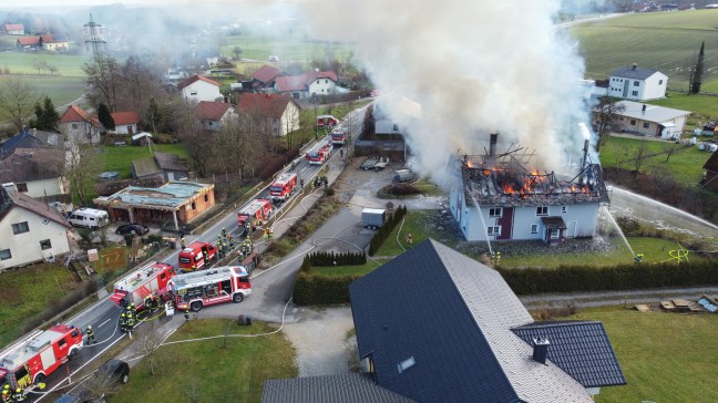 Neun Feuerwehren bei Grobrand eines Wohngebudes in Haag am Hausruck im Einsatz