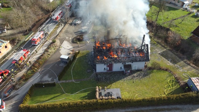 Neun Feuerwehren bei Großbrand eines Wohngebäudes in Haag am Hausruck im Einsatz