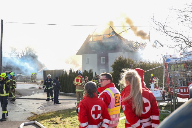 Neun Feuerwehren bei Grobrand eines Wohngebudes in Haag am Hausruck im Einsatz