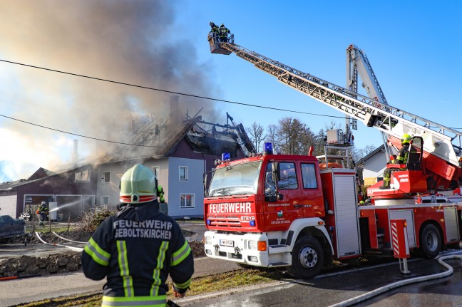 Neun Feuerwehren bei Großbrand eines Wohngebäudes in Haag am Hausruck im Einsatz