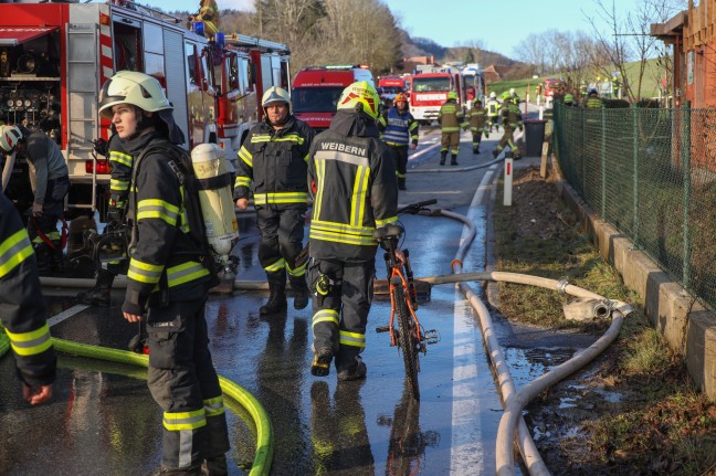 Neun Feuerwehren bei Grobrand eines Wohngebudes in Haag am Hausruck im Einsatz