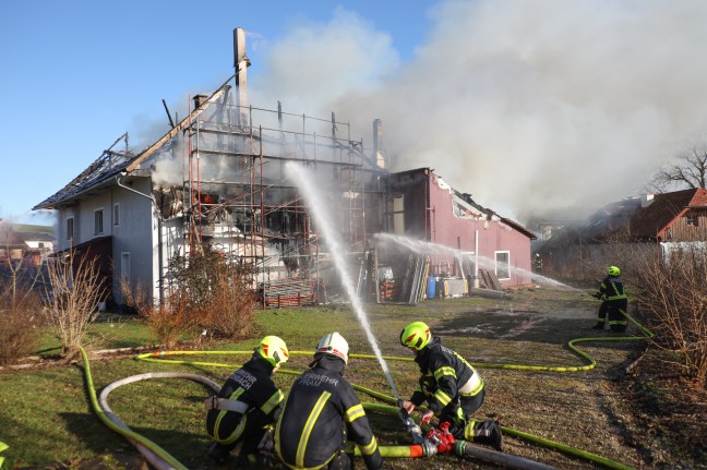 Neun Feuerwehren bei Grobrand eines Wohngebudes in Haag am Hausruck im Einsatz