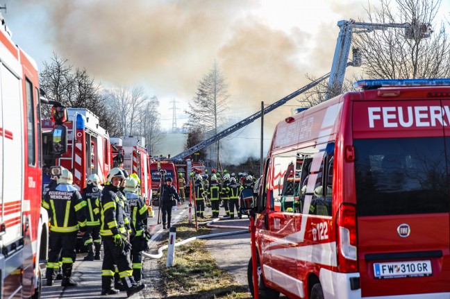 Neun Feuerwehren bei Großbrand eines Wohngebäudes in Haag am Hausruck im Einsatz