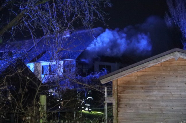 Großeinsatz bei ausgedehntem Zimmerbrand in einem Wohnhaus in Pichl bei Wels