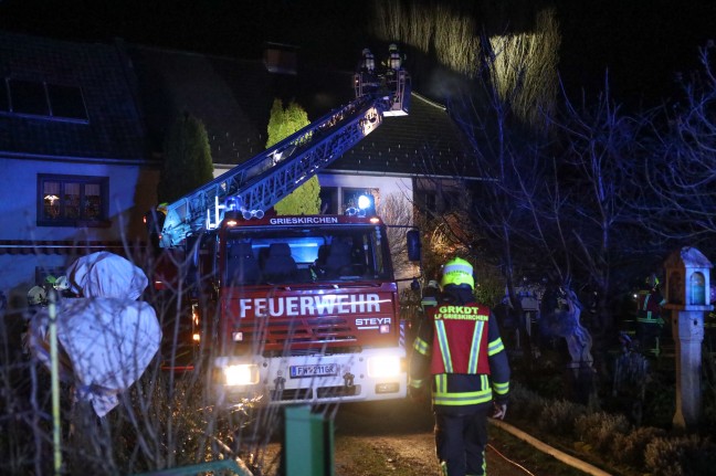 Großeinsatz bei ausgedehntem Zimmerbrand in einem Wohnhaus in Pichl bei Wels