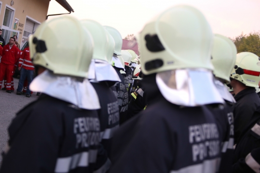 Große Übung der Einsatzkräfte von Feuerwehr und Rotem Kreuz in Pettenbach