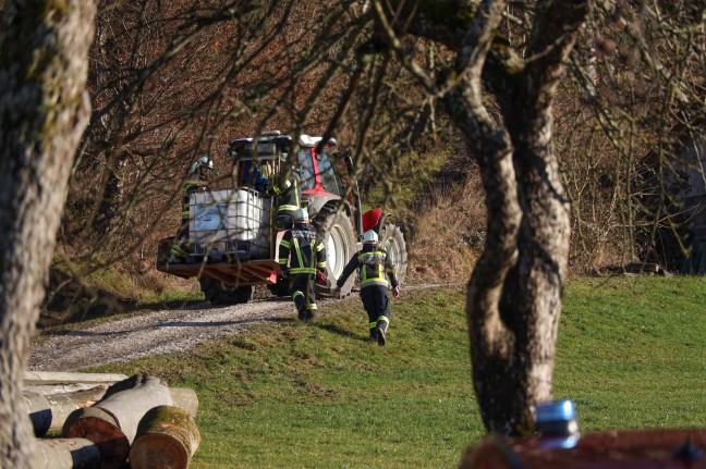 Brand einer Waldhtte in Weyregg am Attersee sorgt fr Einsatz von sieben Feuerwehren