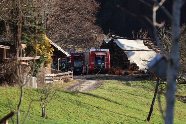 Brand einer Waldhtte in Weyregg am Attersee sorgt fr Einsatz von sieben Feuerwehren