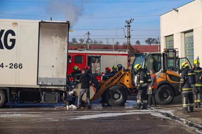 LKW brannte gleich zweimal: Einsatz der Feuerwehren auf Innkreisautobahn und in Edt bei Lambach