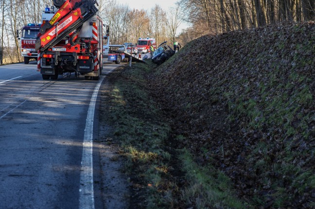 Auto bei Unfall in Ansfelden in der Böschung gelandet