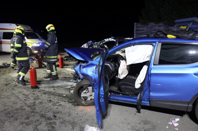 Vier teils Schwerverletzte bei Crash mit drei beteiligten Autos in Edt bei Lambach