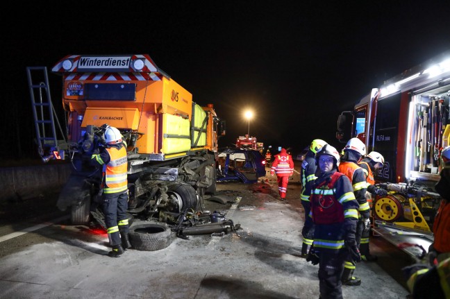 Schwerer Crash: Auto kracht auf Westautobahn bei Allhaming in Heck eines Winterdienstfahrzeuges