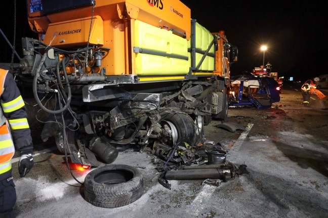 Schwerer Crash: Auto kracht auf Westautobahn bei Allhaming in Heck eines Winterdienstfahrzeuges