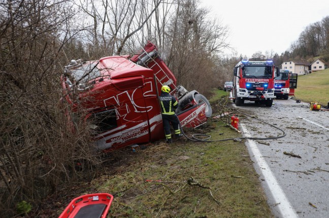 Tödlicher Crash zwischen PKW und LKW auf Steyrtalstraße bei Waldneukirchen