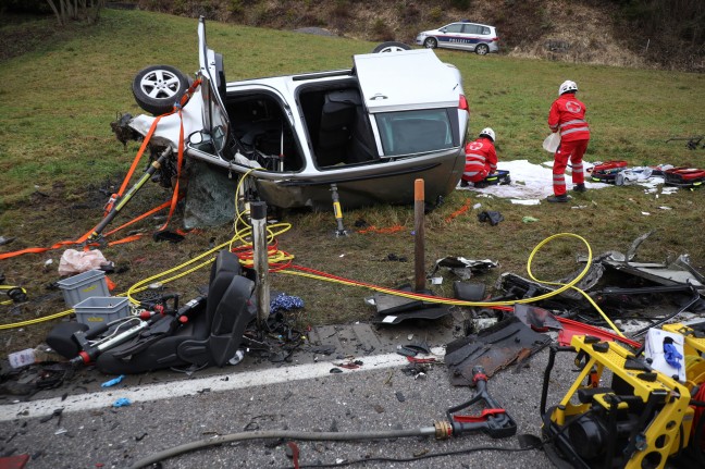 Tdlicher Crash zwischen PKW und LKW auf Steyrtalstrae bei Waldneukirchen