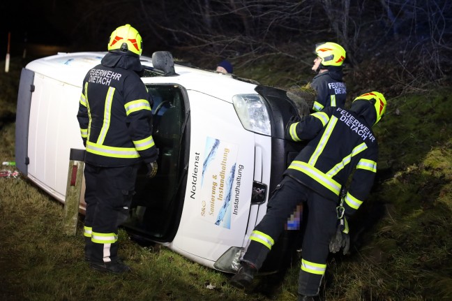 Kleintransporter bei Unfall auf Steyrer Straße in Dietach in Seitenlage zum Stillstand gekommen