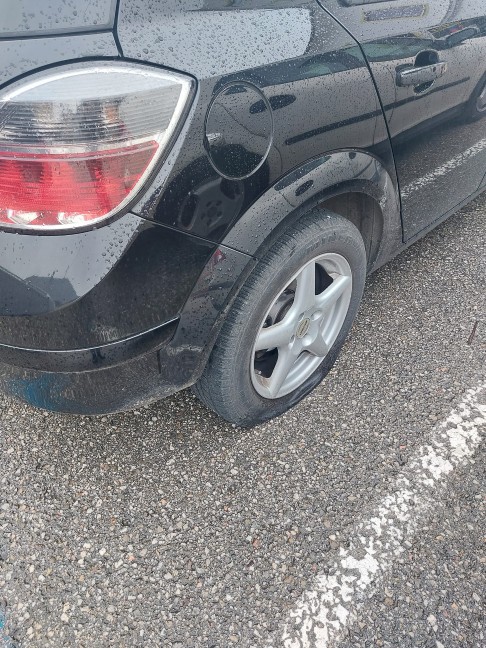 Unbekannte Täter zerstachen bei mehreren parkenden Autos in Lambach die Reifen