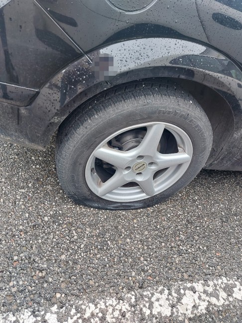 Unbekannte Täter zerstachen bei mehreren parkenden Autos in Lambach die Reifen