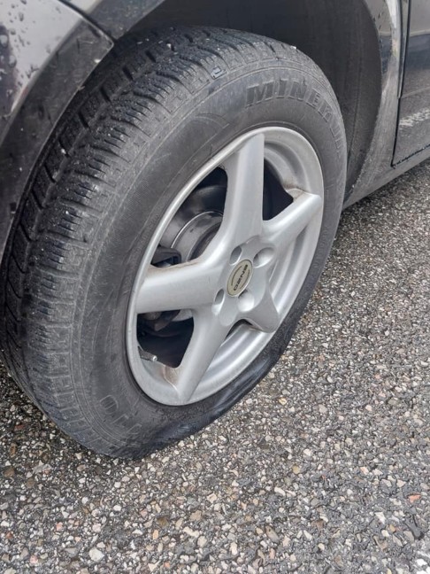 Unbekannte Täter zerstachen bei mehreren parkenden Autos in Lambach die Reifen